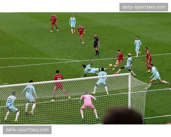 伯恩利防守组织面临重组,后防线人员轮换尝试提升稳定性